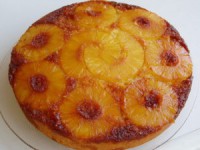 Bolo de ananás caramelizado.